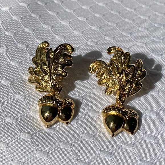 Vintage Avon Acorn Drop Gold Plated Clip-on Earrings - Picture 9 of 13